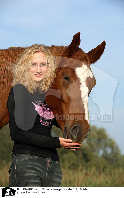 junge Frau mit Pferd / RR-08359