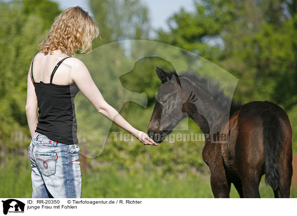 junge Frau mit Fohlen / young woman with foal / RR-20350