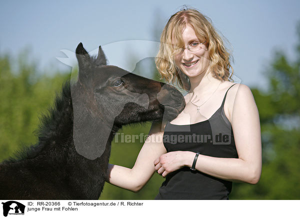 junge Frau mit Fohlen / young woman with foal / RR-20366