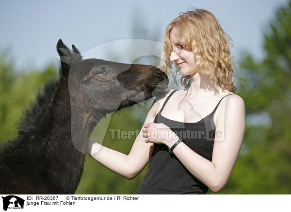 junge Frau mit Fohlen / young woman with foal / RR-20367