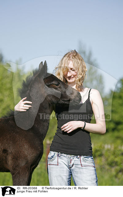 junge Frau mit Fohlen / young woman with foal / RR-20368