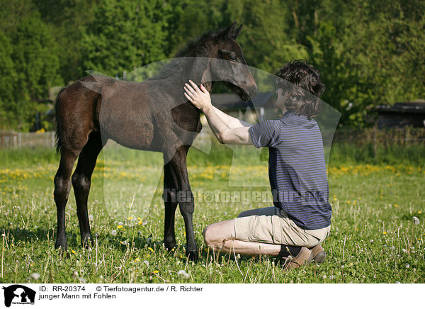 junger Mann mit Fohlen / young man with foal / RR-20374