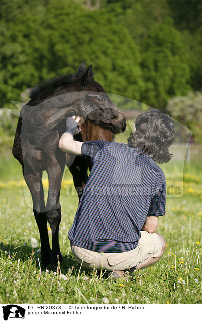 junger Mann mit Fohlen / young man with foal / RR-20378