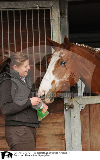 Frau und Deutsches Sportpferd / AP-07070