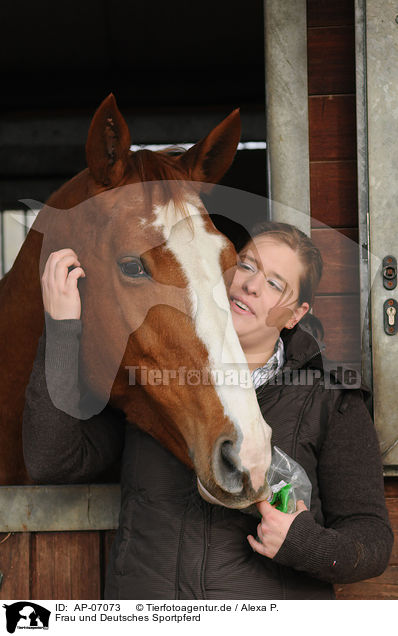 Frau und Deutsches Sportpferd / AP-07073