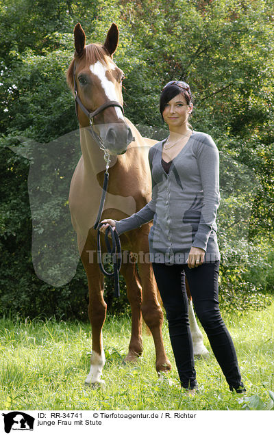junge Frau mit Stute / RR-34741