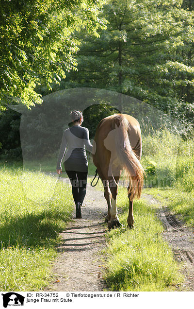 junge Frau mit Stute / young woman with mare / RR-34752