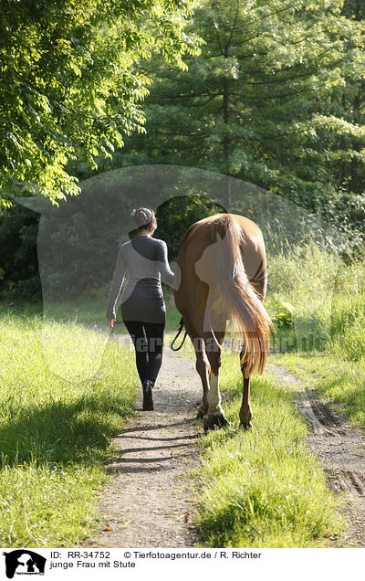 junge Frau mit Stute / RR-34752