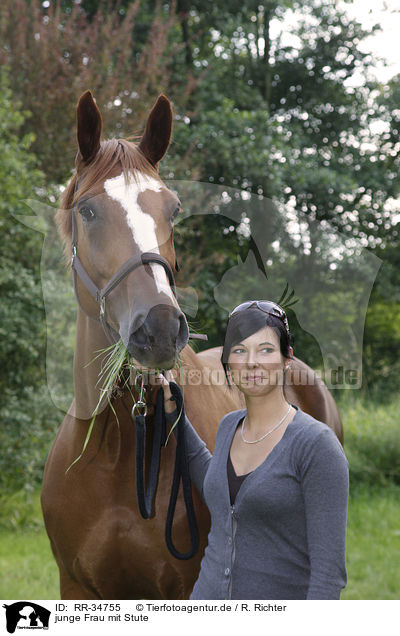 junge Frau mit Stute / young woman with mare / RR-34755