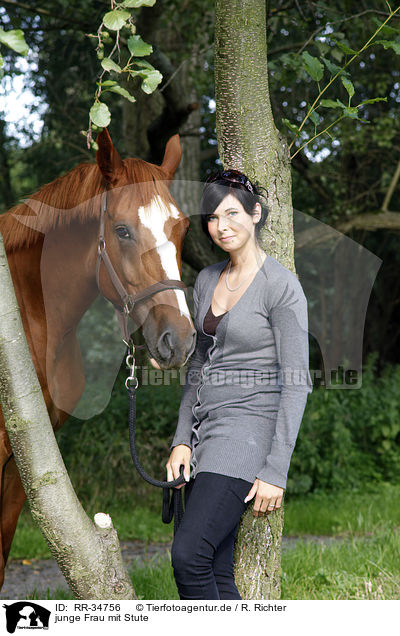 junge Frau mit Stute / RR-34756