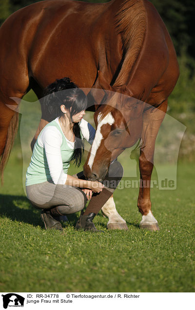 junge Frau mit Stute / young woman with mare / RR-34778