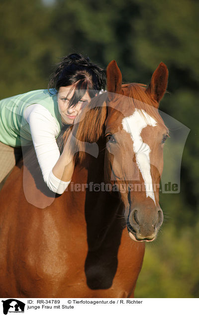 junge Frau mit Stute / young woman with mare / RR-34789
