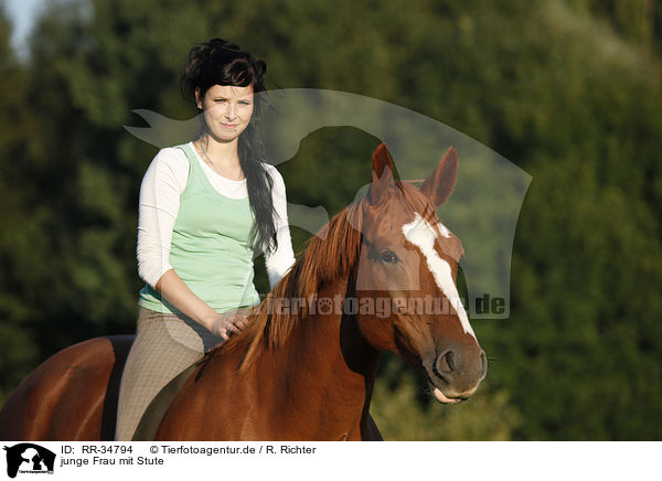 junge Frau mit Stute / young woman with mare / RR-34794