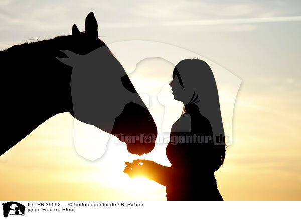 junge Frau mit Pferd / RR-39592