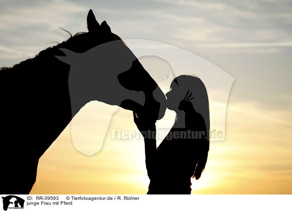 junge Frau mit Pferd / RR-39593