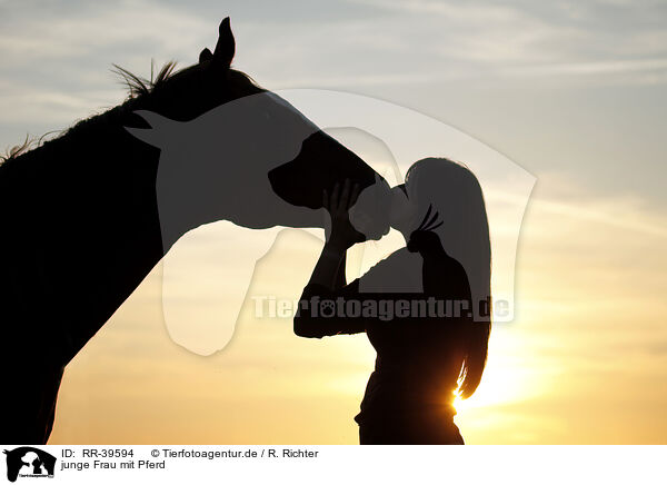 junge Frau mit Pferd / RR-39594
