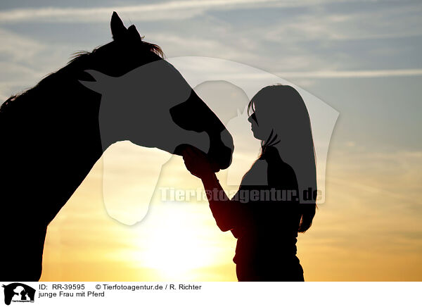 junge Frau mit Pferd / RR-39595