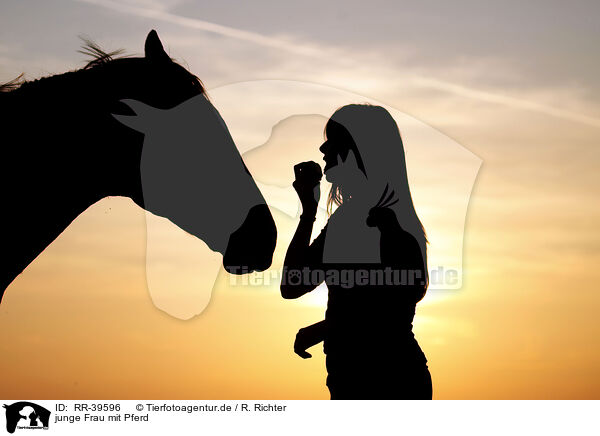 junge Frau mit Pferd / RR-39596