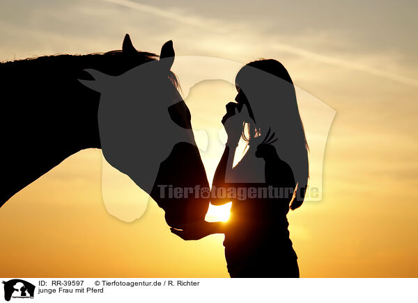 junge Frau mit Pferd / RR-39597