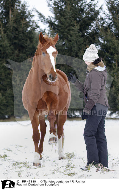 Frau mit Deutschem Sportpferd / RR-47830