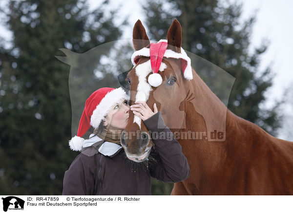 Frau mit Deutschem Sportpferd / RR-47859