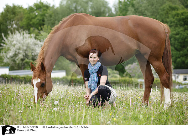 Frau mit Pferd / RR-52316