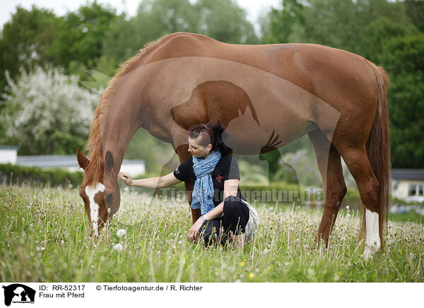 Frau mit Pferd / RR-52317
