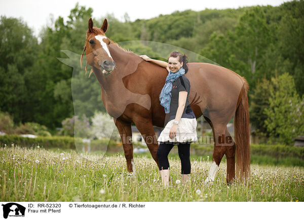 Frau mit Pferd / RR-52320