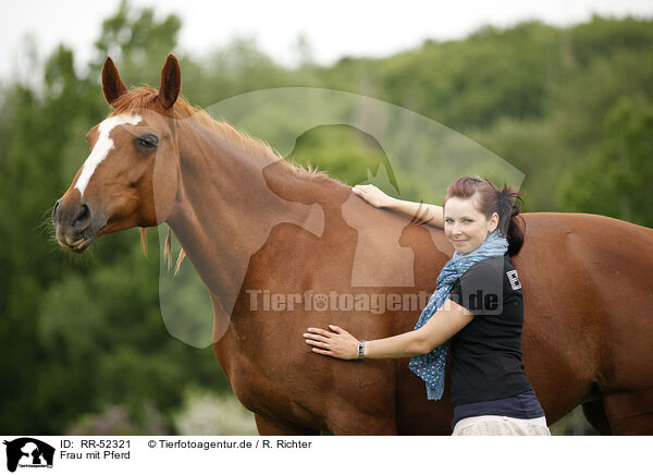 Frau mit Pferd / RR-52321