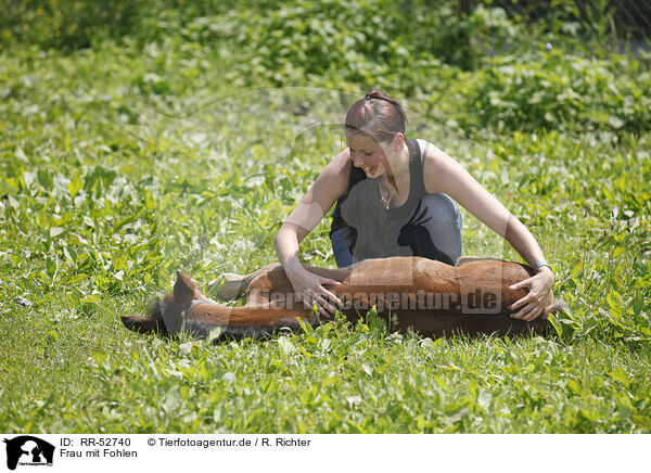 Frau mit Fohlen / woman with foal / RR-52740