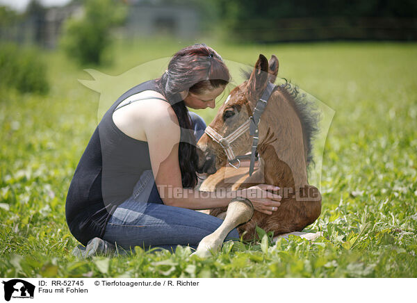 Frau mit Fohlen / woman with foal / RR-52745
