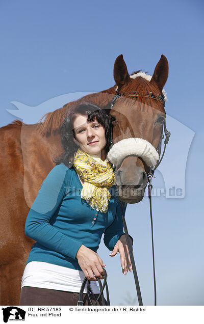 Frau mit Pferd / woman with horse / RR-57183