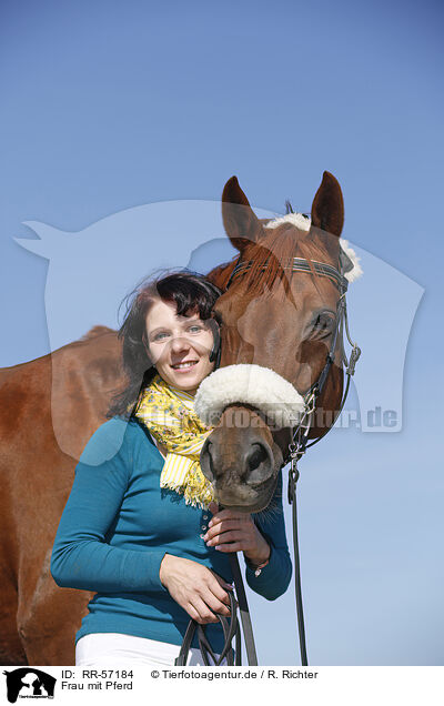 Frau mit Pferd / woman with horse / RR-57184