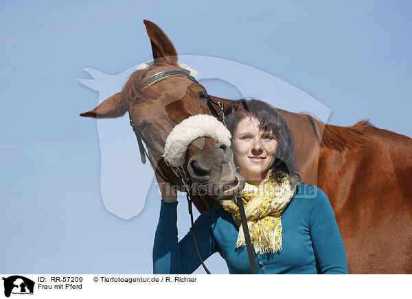 Frau mit Pferd / woman with horse / RR-57209
