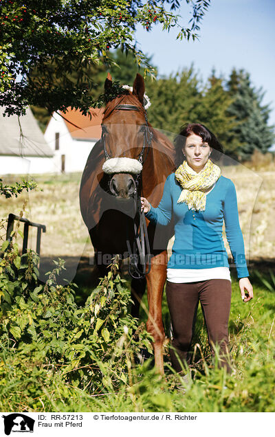 Frau mit Pferd / woman with horse / RR-57213