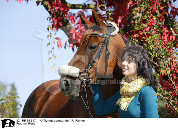 Frau mit Pferd / woman with horse / RR-57217