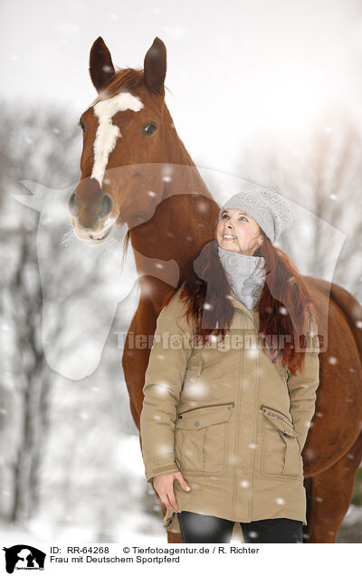 Frau mit Deutschem Sportpferd / RR-64268