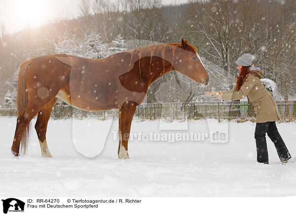 Frau mit Deutschem Sportpferd / RR-64270