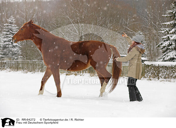 Frau mit Deutschem Sportpferd / RR-64272