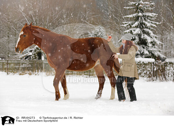 Frau mit Deutschem Sportpferd / RR-64273