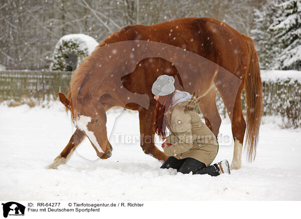 Frau mit Deutschem Sportpferd / RR-64277