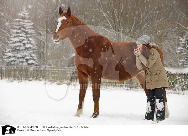 Frau mit Deutschem Sportpferd / RR-64278