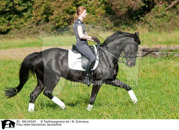 Frau reitet Deutsches Sportpferd / NS-04045