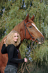 junge Frau mit Pferd