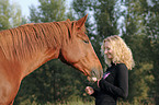 junge Frau mit Pferd