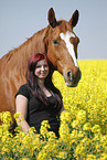 Frau und Deutsches Sportpferd