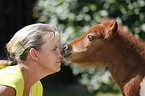 Frau und Falabella Fohlen