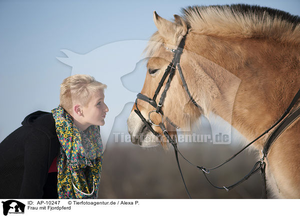 Frau mit Fjordpferd / woman with Fjord horse / AP-10247