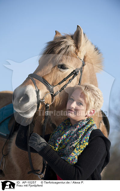 Frau mit Fjordpferd / woman with Fjord horse / AP-10257