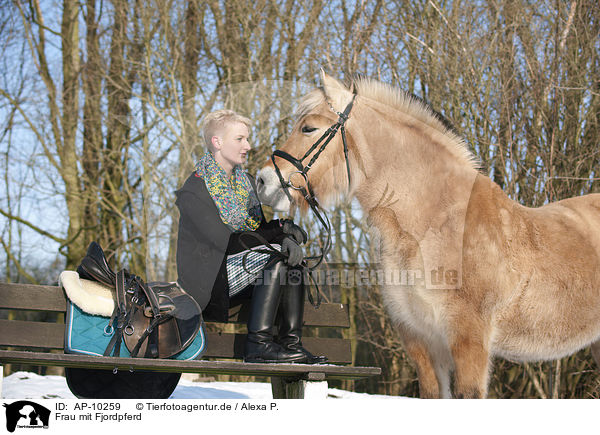 Frau mit Fjordpferd / woman with Fjord horse / AP-10259